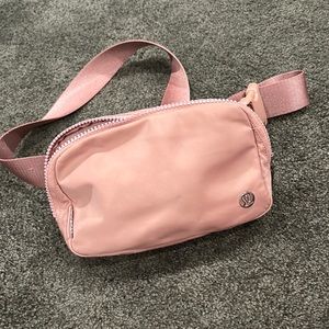 lululemon everywhere belt bag in dusty pink